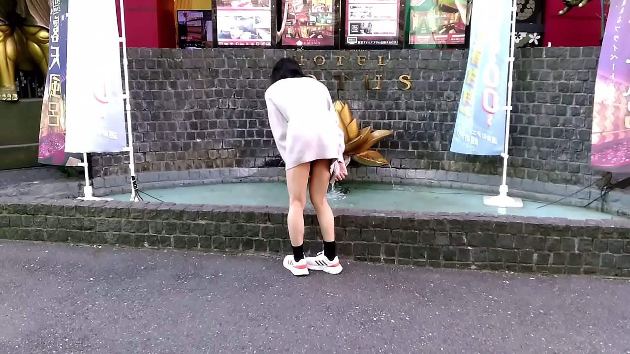 ラブホテル前露出
