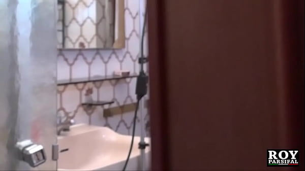 Download Video - Rosa la maiala fa una bella sorpresa a Roy Parsifal&period; Un pomeriggio di vero sesso amatoriale