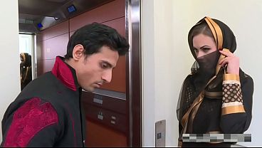 (COMPLETO) Creampie - Corno liberou para vizinho gozar dentro da esposa