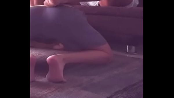 Download Video - Covenzo a mi compa&ntilde;ero de piso hetero a mamarle la verga depsues d eunos tragos