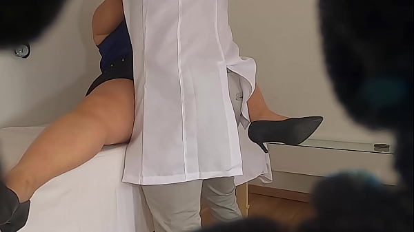 Download Video - C&acirc;mera escondida filma medico pegando secretaria em consult&oacute;rio - VIDEO REAL