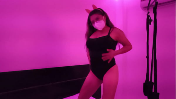 I was in a hostel room waiting for a fan who had made an appointment to make homemade porn and when I got to the hostel he put me to record homemade porn on the swing, this is the first scene