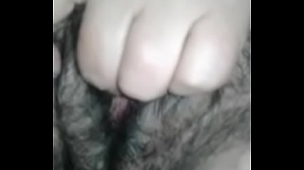 elen tocandose muy caliente