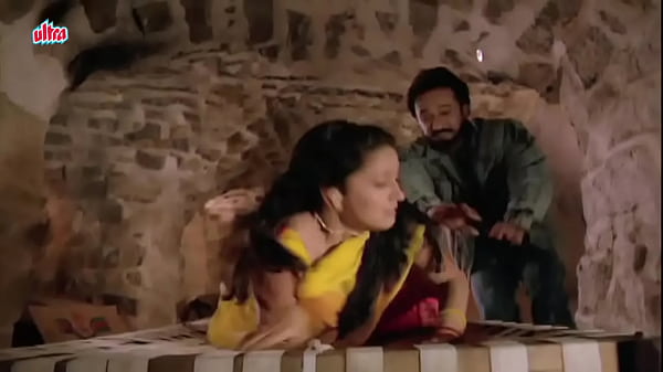 Madhuri En Sari Jaune