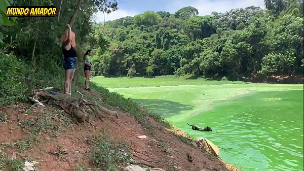 Download Video - Parou pra mijar e se perdeu das amigas na floresta&period;&period;&period;