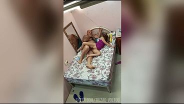 24 歳のブロンド女性が年配の男性とセックスをしながら彼氏と電話で話している。この女はベッドでは上手い。
