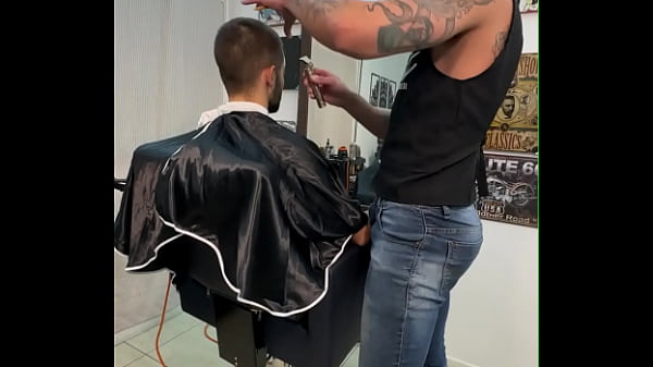 HOMEM TRANS FTM FODE GOSTOSO NA CADEIRA DO BARB...