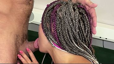 アフリカ系の髪をした白人のアナルガール