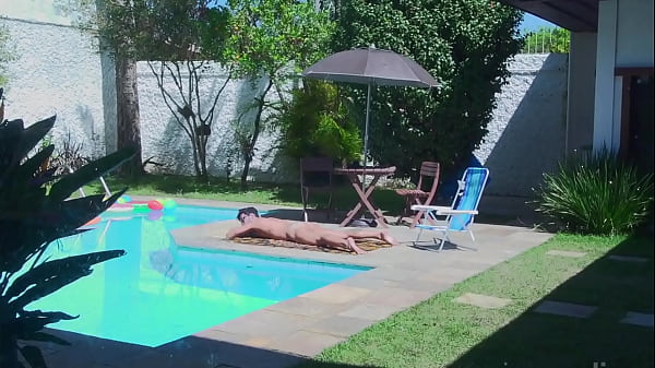 Download Video - Amigo chamou pra um dia de piscina mas o puta queria mesmo era me dar&period; Tirou a roupa pra tomar sol s&oacute; pra me provocar&period;