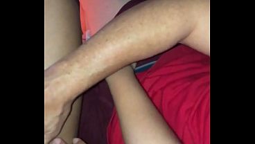 Essa casadinha brasileira &eacute; muito puta! Marido chamou o funcionario para sua casa e o safado pauzudo fudeu a esposinha do corno e a safada ainda humilhou o corno.