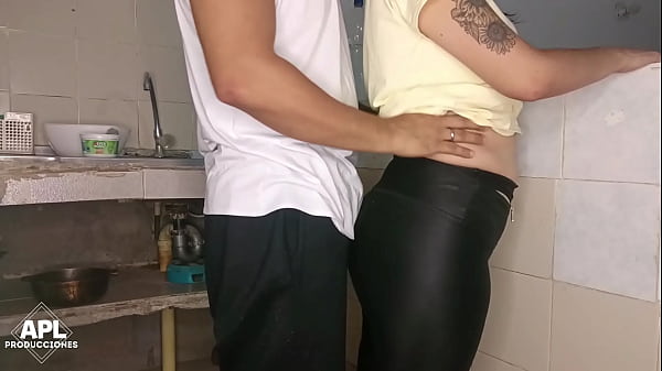 While I'm talking to my stepmother's friend in the kitchen, I end up touching her juicy pussy until I fuck her, she didn't know I was fucking her - Part 1