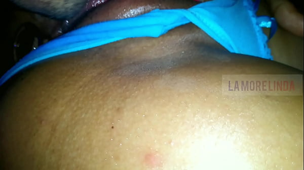 Me pide que se lo meta y es tan estrecha que se...