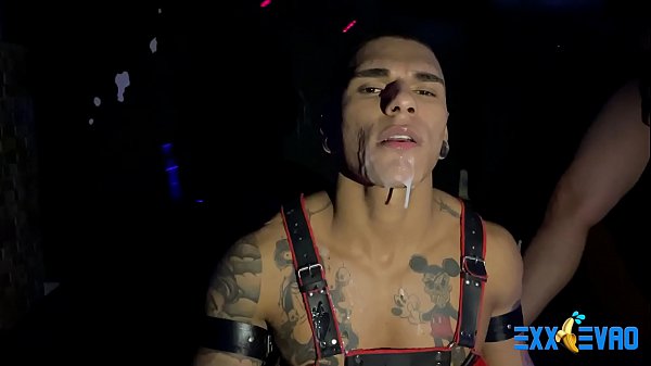 Na boate os caras gozando na minha boca! Bukkak...