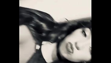 Algo apretada