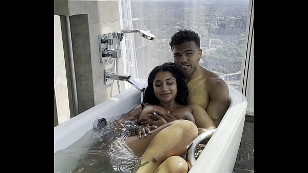 Demorando no banho e eu louca pra dar a bucetinha