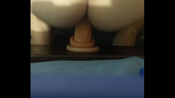 Enfiando o dildo no cuzinho