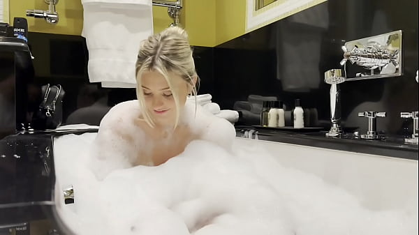 Incredible Hard Fuck In the Bath Tub