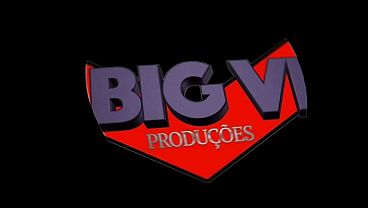 Gostosa espera namorado impaciente fuma seu cigarro.