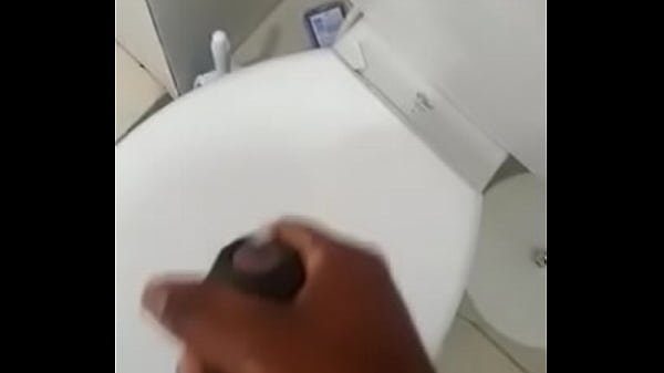 Negão pauzudo gozando
