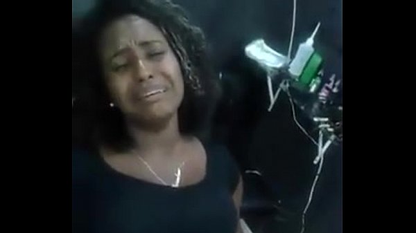 Botando piercing na boceta