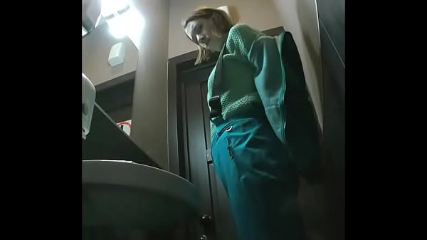 Download Video - MOV 96&period; Girls piss in the toilet of the cafe