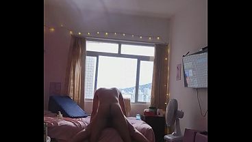 尻を突き上げた尻軽な彼女をファックする。