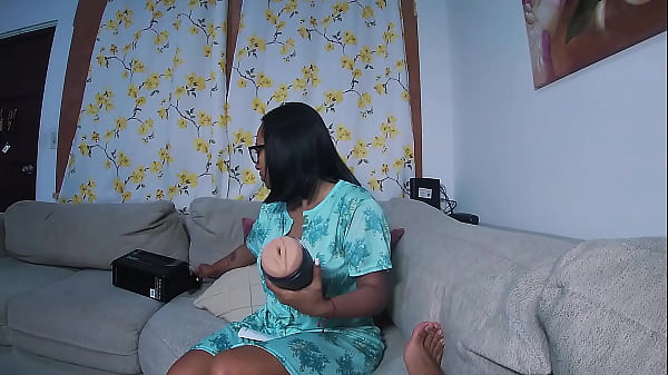 Bought by mistake: Stepmom learns how to use her new toy / Leyne Rodriguez