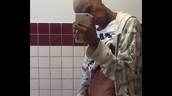 Download Video - Yuri Oberon exibindo a mala e o pau grande no banheiro p&uacute;blico
