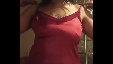 Hermanastra es pillada masturbándose sola en casa por su hermanastro