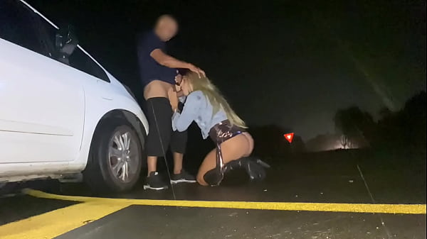 MACHO DOTADO FUDENDO CUZINHO DA PUTA NA BEIRA D...