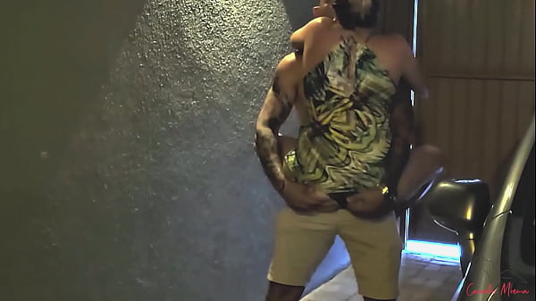 Levando rola do comedor no Drive In e o marido corno fica de fora!