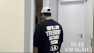 Peguei minha esposa no flagra dando para o marido da amiga saindo do banho