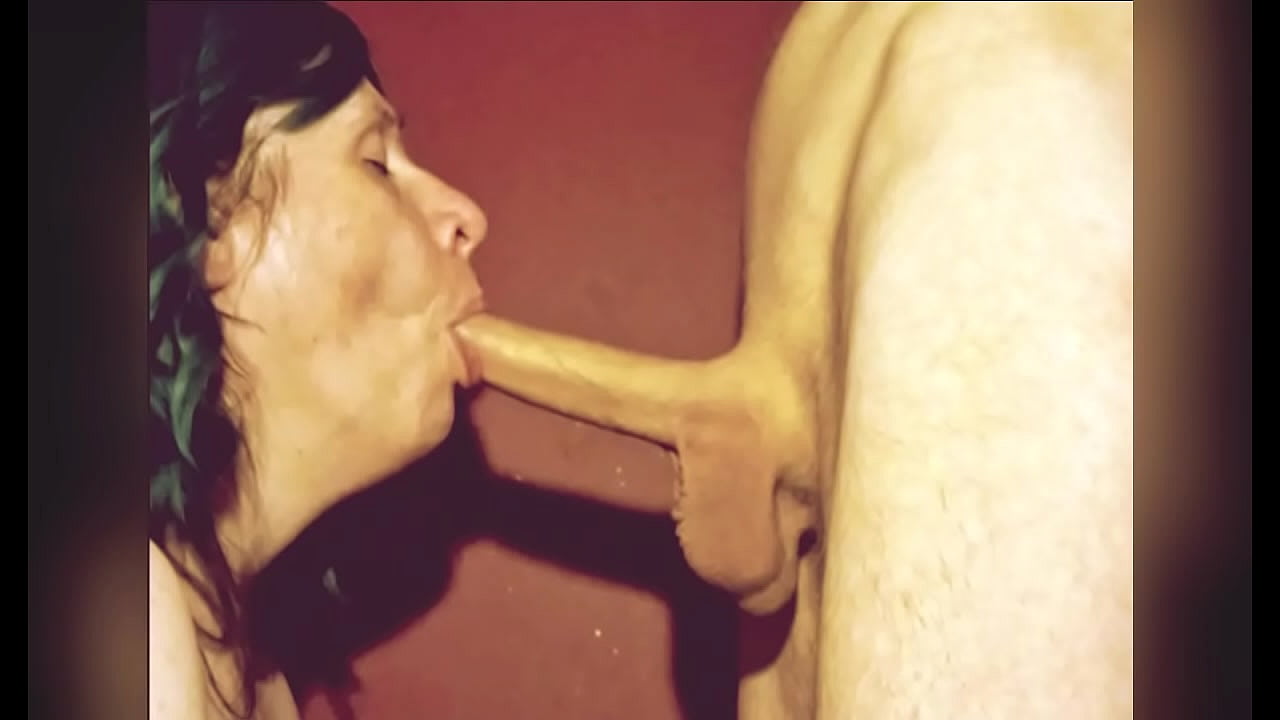 La CABRA se mete una polla larga hasta el fondo de su garganta
                    blowjob muchos negros