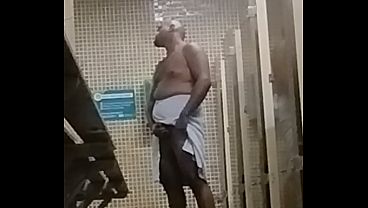 Download Video - Trabalhador vai tomar banho e caminhoneiro pegou no meu pau
