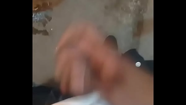 Hetero vergudo se masturba rico y saca mucha leche