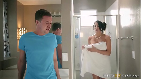 Download Video - Brazzers - Step son catches &lpar;Reagan Foxx&rpar; in the shower