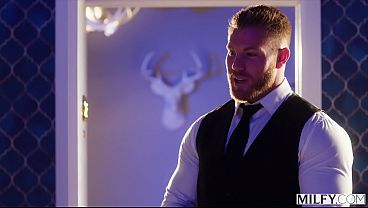 MILFY セクシーな熟女アニッサ・ケイトとパリス・リンカーンがルームサービスの男をしゃぶり、ファックする