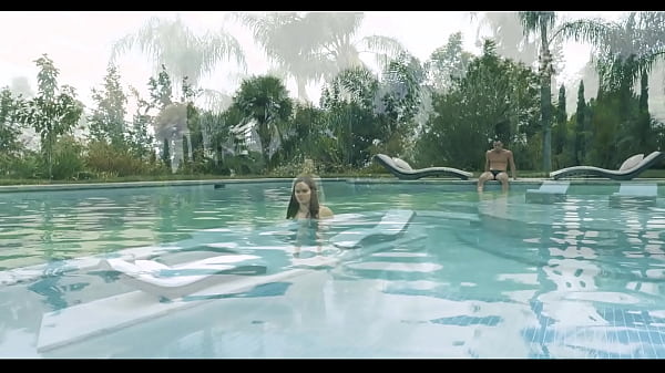 Jennifer White Fucks Her Pussy With Her Pearl Necklace