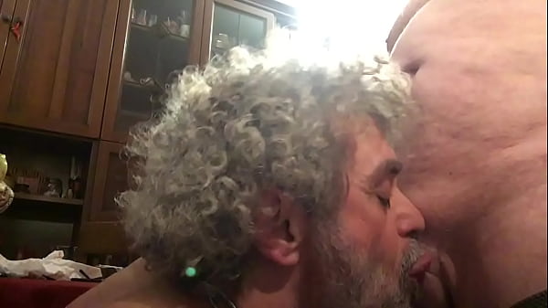 Pompini a gogò... Nypster succhia minkie di ogn...