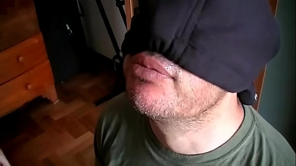 Cracher Et Mâcher De La Gomme Simplement Dégoûtant