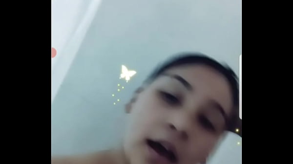 Fille Aux Gros Seins Se Doucher