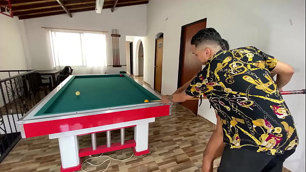 ENSE&Ntilde;ANDO A MI AMIGA LATINA A JUGAR AL BILLAR - Kristal Bridge/ Dani Clark