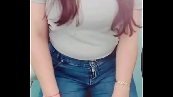 SECRETARIA LATINA CULONA SE DESNUDA EN EL BA&Ntilde;O DE SU OFICINA Y SE MASTURBA CON UN DILDO GIGANTE LE ENCANTA QUE LA VEAN COMO SE QUITA TODO Y SE METE UN DILDO