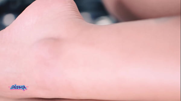 Salmakia se desnuda, baila y se masturba para ti