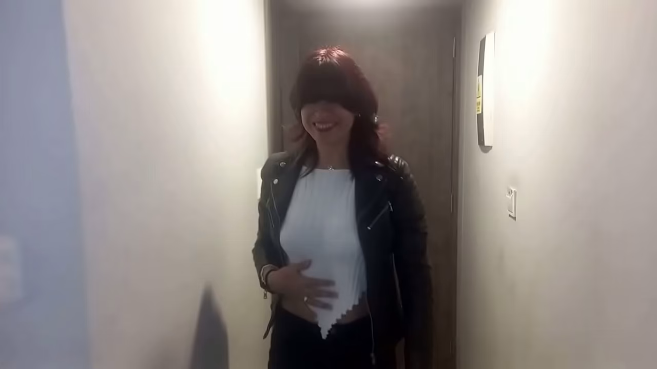 C&iacute_to a una amiga al hotel para follarla, es la unica manera que me devuelva el dinero que le prest&eacute_.