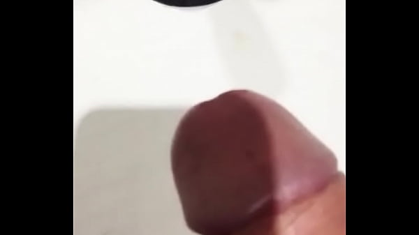 Mi amigo se pajea en el baño VIII