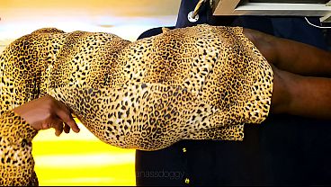 チーター柄のドレスの下には、大きなお尻が隠れている