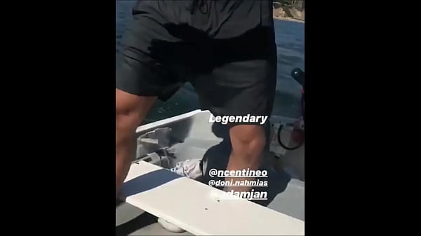 Download Video - Noah Centineo mostrando seus maravilhosos pentelhos&period; Queria estar com eles agarrados nos meus dentes de tanto mamar esse macho