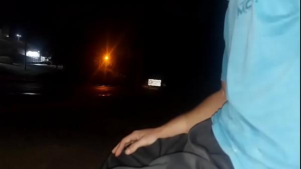 Download Video - S&eacute;rio &excl;&excl; Eu corro o risco de colocar meu pau na frente dessa mulher esperando o &ocirc;nibus &period;&period;&period; Como ela vai reagir&quest;
