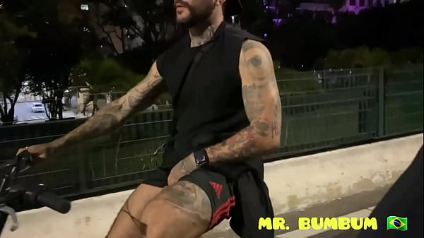 TURISTA PAUZUDO MOSTRA SUA COBRA PARA UM CICLIS...